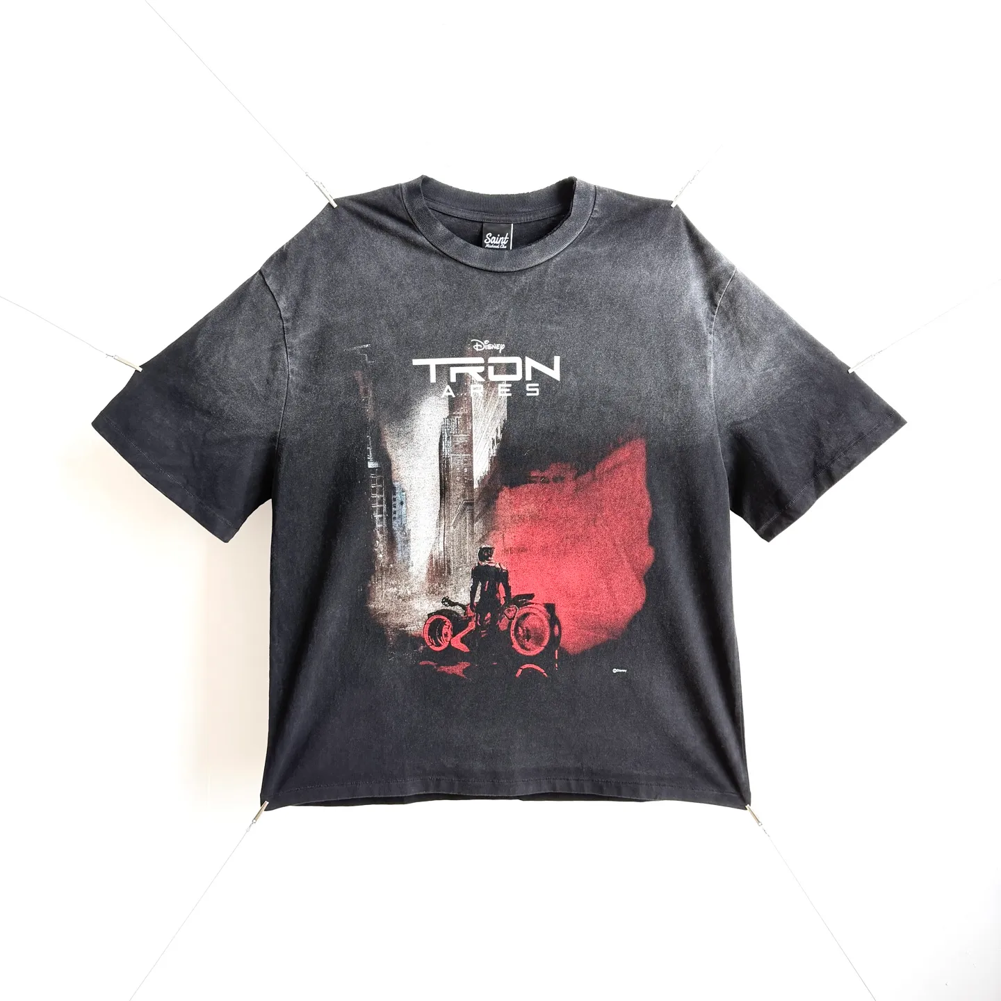 P138 # CTS-107 Saint 26SS "TRON ARES God of War Ares" limited edition. 260g heavyweight pure cotton fabric after washing. Retro single-stitch heaven and earth stitch technology + sandblasting and yeast washing to fade + hand-cut ribs. Size: S M L XL Customized 260g gram weight 100% cotton special washed fabric that is consistent with the original. With the blessing of imitation sun-drying, heavy sandblasting and fading + edge grinding + Assute fermentation and washing, the cotton feel on the surface of the fabric is well presented. Both the texture and feel are ceiling level. After the ready-made garments undergo a series of heavy washing and distressing processes, the retro and high-end sense of the entire garment is directly to the top. The garment making process of the entire garment adopts Saint The most common and complex single-needle sewing process (commonly known as single-thread heaven and earth stitch) among vintage vintage brands such as Michael. The movie "TRON: ARES" is very deep in concept and theme. It subverts the previous setting of the series of "human beings entering the digital world" and instead focuses on "digital existence entering reality". It takes the "emergence" process of Ares ARES from pure program to awakening consciousness as the core, and integrates the concept of "emergence" in biology and informatics. It also uses elements such as Gnostic mythology and Jewish "golem" legends to sublimate the story from a cyberpunk adventure to a philosophical allegory that explores the relationship between human nature and technology. This profound ideological core far exceeds other works of the same type.